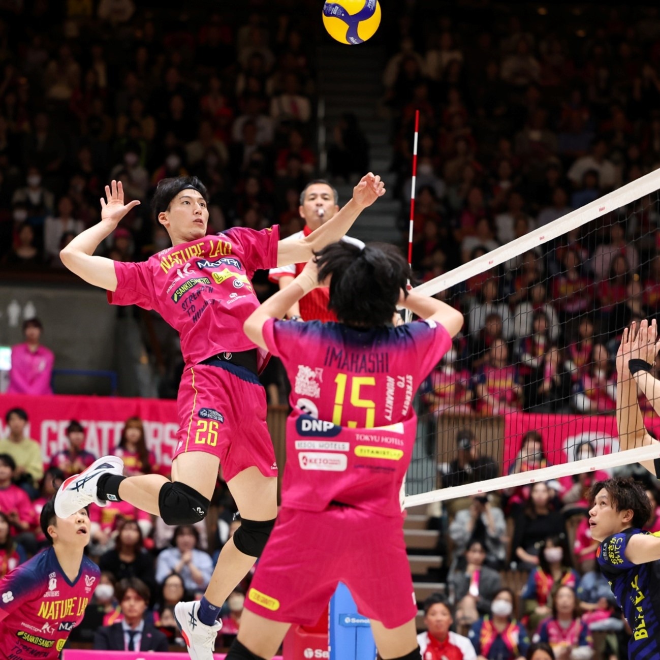 第61分钟，切尔西换上利亚姆·德拉普和约雷尔·哈托，换下若昂·佩德罗和乔什·阿钱庞。场上比分1-0。 来源：City Xtra